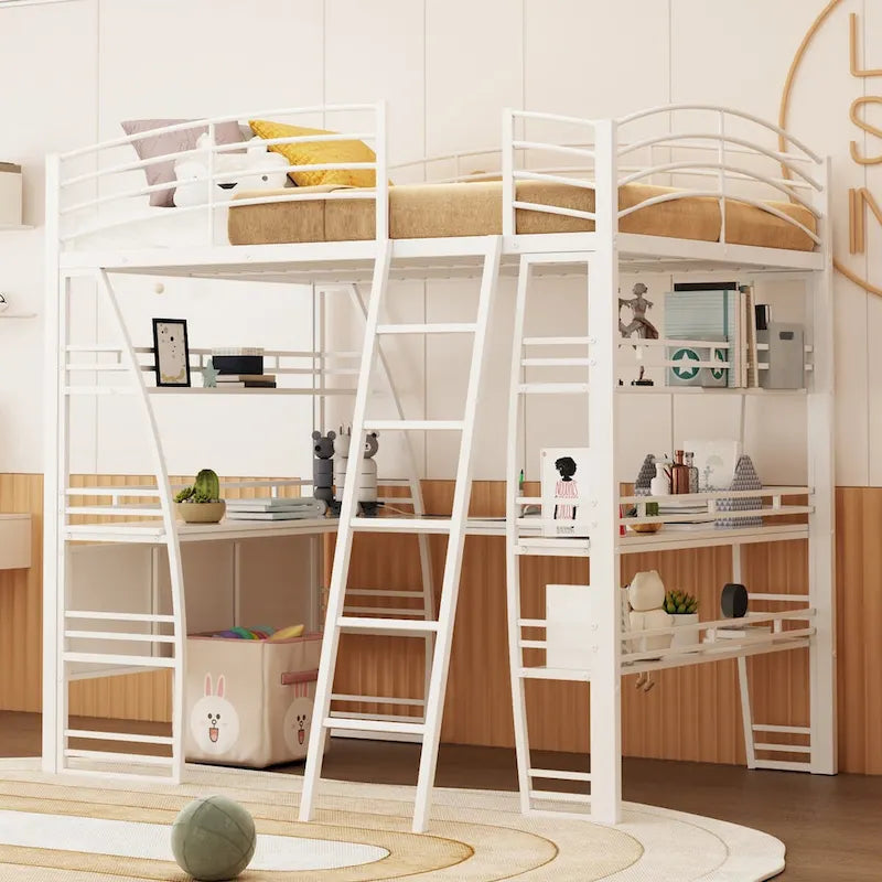 Lit mezzanine simple avec 4 étagères et un bureau en L, avec un ensemble de prises, des ports USB et un chargeur sans fil.