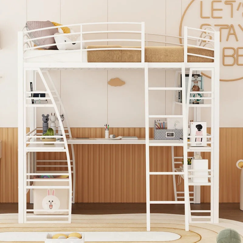 Lit mezzanine simple avec 4 étagères et un bureau en L, avec un ensemble de prises, des ports USB et un chargeur sans fil.